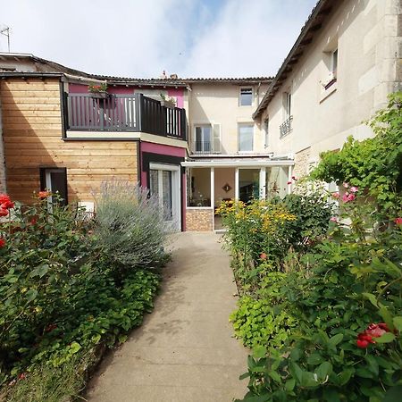 La Loge Des Fees Latille Exterior foto