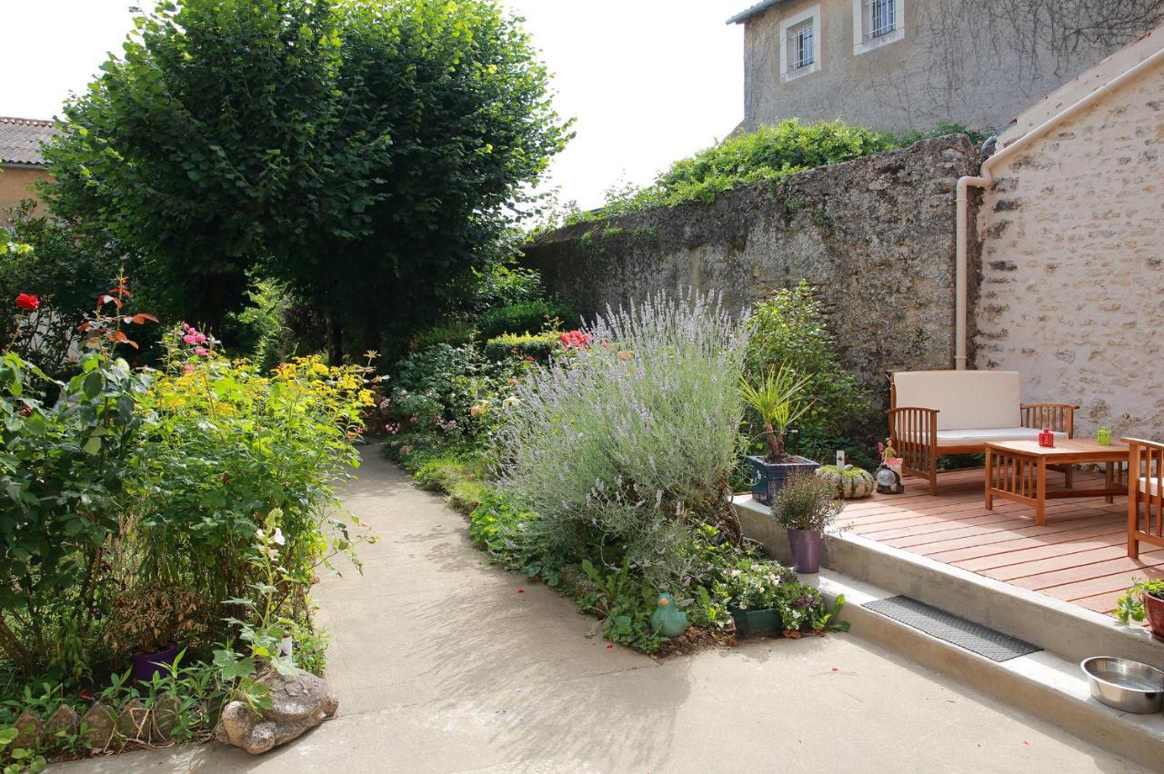 La Loge Des Fees Latille Exterior foto